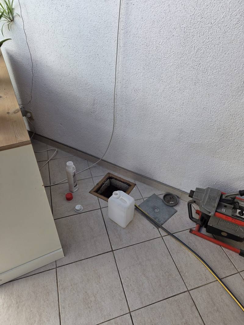 Geöffneter Reinigungsschacht im Keller
