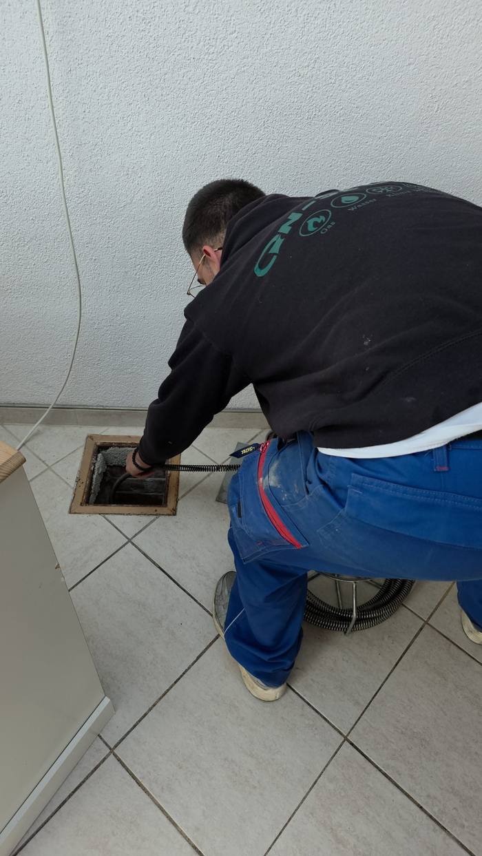 ON-SE Monteur reinigt Hauptanschluss in Wien